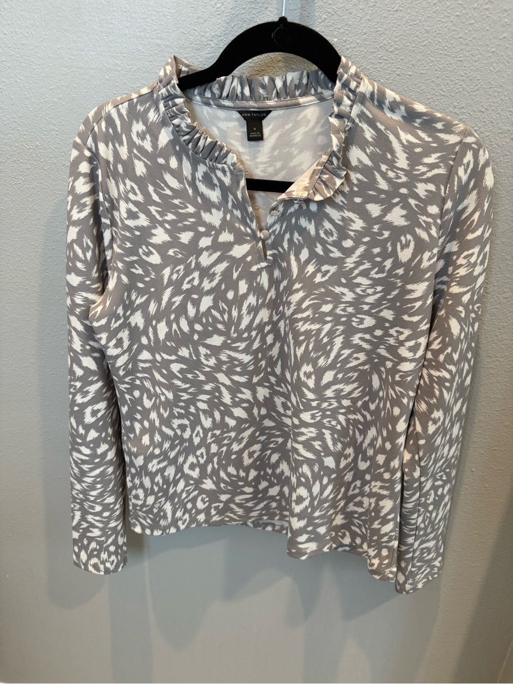 Ann Taylor Gray and White Printed Ruffle Collar Long Sleeve Top